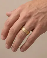Anillo de acero con baño de oro, diseño ancho con patrón geométrico estilo greca.