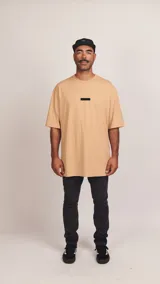 Remera beige de jersey de algodón con cuello redondo y corte oversize.