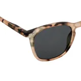 Lentes de sol Izipizi modelo #E, con montura cuadrada color carey y cristales negros con protección 100% UV categoría 3.
