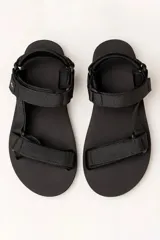 Sandalias Rusty Sunir de color negro, con diseño de tiras de ajuste con velcro en el empeine y talón, suela plana y cómoda.