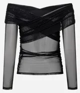 Blusa femenina confeccionada en tul negro, con escote hombro a hombro cruzado, mangas largas transparentes y textura fruncida. Diseño elegante y sofisticado de la marca Blue Steel.
