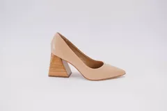 Zapato de tacón color verde agua, con punta fina y taco cuadrado forrado en cuero tipo madera.