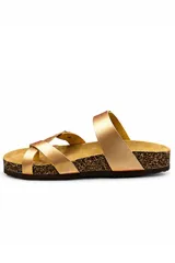 Sandalias estilo birkenstock color blanco, con dos tiras anchas ajustables mediante hebillas metálicas y diseño de ojota en la parte delantera. Presentan plantilla anatómica de corcho y suela de goma antideslizante.