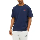 Remera azul marino de algodón con logo de New Balance bordado en rojo en el pecho.