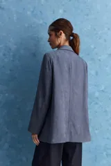 Blazer de corte recto y silueta relajada, de color tostado, con solapas clásicas y bolsillos con solapa en los laterales.