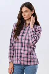 Camisa holgada a cuadros en tonos rosado, azul marino y blanco, de manga larga con puños ajustables, cuello camisero y cierre frontal de botones.