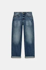 Jeans de tiro medio con diseño de cinco bolsillos, pernera holgada y bajo con vuelta. Cierre frontal con cremallera y botón.