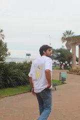 Remera gris oscuro de algodón peinado, con corte recto y estampa gráfica trasera estilo pixel art de un trago con limón y la leyenda "summer flavor".