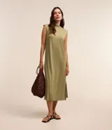 Vestido midi de Marfinno, confeccionado en tejido de viscosa y poliéster. Presenta cuello alto, diseño sin mangas con hombreras integradas y corte recto.