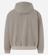 Campera con capucha de estilo urbano, confeccionada en sarga de algodón con efecto lavado. Presenta cierre frontal por cremallera, bolsillos tipo canguro, mangas largas con puños ajustados y bajo elástico. Incluye forro interior de poliéster.
