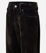 Pantalón de jean marrón con acabado aterciopelado, de corte recto y cintura alta, con bolsillos y pespuntes contrastantes.