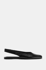 Zapato plano destalonado de piel con escote redondo, tira trasera elástica y punta cuadrada.