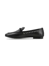 Mocasines de cuero negro con tachas metálicas plateadas decorativas en los bordes y en la capellada, con detalle de hebilla en el empeine.