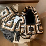 Bufanda tejida a mano en crochet, con capucha y diseño de cuadrados en tonos beige, marrón y negro.