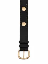 Cinto de cuero sintético negro con detalles de tachas metálicas doradas y hebilla metálica en tono bronce envejecido.