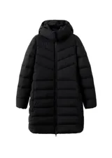 Campera puffer larga de color negro, con diseño acolchado de líneas diagonales, capucha ajustable y cierre frontal con cremallera.