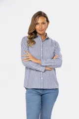 Camisa de manga larga con rayas verticales grises y blancas, corte holgado y bolsillo en el pecho.