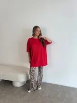 Remerón negro de manga corta, corte holgado y tejido de punto acanalado.