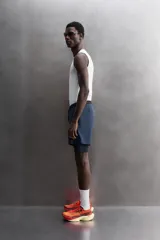 Short de entrenamiento deportivo con diseño 2 en 1, que incluye una capa exterior de tejido técnico ligero y una malla interior ajustada. Cuenta con cintura elástica con cordón de ajuste, bolsillos laterales con cierre y aberturas en el bajo.