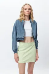 Minifalda recta con estampado de cuadros blancos y negros, con cierre invisible en el lateral.