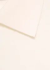 Jersey de punto fino con diseño canalé, cuello polo con cierre de botones y manga larga. Presenta un corte entallado.