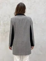 Tapado largo con diseño de cuadros en tonos verde y naranja, de textura suave y abrigada.