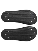 Sandalias tipo chinelas Under Armour modelo Locker V, confeccionadas en una sola pieza de EVA moldeada de secado rápido. Presentan un diseño ergonómico con orificios de drenaje laterales, plantilla texturizada para mayor tracción y el logo de la marca en relieve sobre la banda superior.