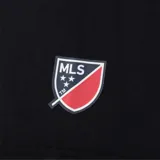 Remera blanca de manga corta con cuello redondo. Estampado frontal con la palabra "Miami" en cursiva sobre el escudo del Inter de Miami.