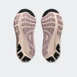 Championes de running Asics modelo Gel Kayano 32, color gris claro con detalles en coral y blanco. Presentan tecnología 4D GUIDANCE SYSTEM para estabilidad adaptativa, entresuela FF BLAST PLUS para mayor amortiguación y suela con tecnología PureGEL.