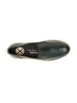 Mocasín tipo slip-on de cuero negro con acabado ligeramente brillante, suela de goma blanca con detalle de línea color tostado y tirador en el talón.