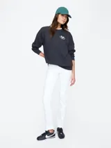 Buzo de cuello redondo en color gris oscuro, con diseño de hombros caídos y puños acanalados. Presenta un pequeño bordado en el pecho con el logo de la marca y dos raquetas de tenis cruzadas.