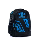 Mochila Umbro modelo Zeeva, color negro con detalles en azul vibrante. Presenta el logo de la marca en la parte superior y un diseño gráfico abstracto en el frente. Cuenta con compartimento principal con cierre, bolsillo frontal con cierre, bolsillos laterales de red y tiradores de cierre personalizados.