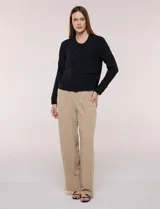 Camperita de tela liviana color beige, de silueta entallada con cuello a la base y abotonadura frontal con botones a tono. Cuenta con dos bolsillos con solapa en el frente, mangas largas con puños abotonados y largo a la cintura.