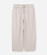 Pantalón recto de sarga en color crudo, diseñado para talles grandes (Curve & Plus Size). Presenta bolsillos laterales tipo cuchillo, cierre frontal con botones a la vista y un cinturón del mismo tejido con hebilla de efecto carey.