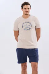 Short de baño liso color coral, confeccionado en tela flexible elastizada, con diseño versátil para uso dentro y fuera del agua.