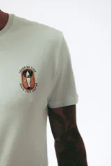 Remera celeste de corte clásico con cuello redondo y manga corta. Estampado pequeño en el pecho.