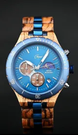 Reloj de pulsera Chenaut modelo Ocean, con caja y malla combinadas en madera de Zebrano africano y acero inoxidable azul. Presenta una esfera azul con subdiales de madera, indicador de fase lunar, fechador y bisel técnico tipo buzo.