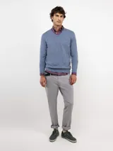 Jersey de cuello en pico para hombre, confeccionado en mezcla de algodón y cashmere. Presenta un diseño liso con logo bordado en el pecho y coderas de antelina a tono.