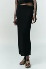 Falda midi de tiro bajo con cintura elástica, confeccionada en tejido con textura estructurada.