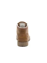 Bota de caña media Cat modelo Colorado, confeccionada en cuero color marrón. Presenta cierre de cordones, cuello acolchado y suela de goma dentada para mayor tracción.