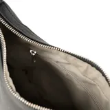 Cartera tipo gondola de cuero sintético graneado, con cierre superior y correa regulable. Presenta un aplique decorativo con el logo grabado en la parte frontal y herrajes plateados.