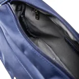 Bandolera de diseño rectangular en color azul, confeccionada en material textil. Presenta un compartimento frontal con solapa, cierre de hebilla metálica a presión y detalle de placa metálica cuadrada. Incluye correa ajustable con logo grabado y herrajes metálicos.