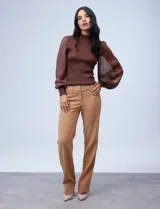 Pantalón de vestir color beige, marca Zac & Rachel, con pretina con broches internos y cierre, bolsillos delanteros y traseros.