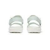 Sandalia deportiva de mujer en color verde menta, con tiras de malla transpirable, cierre de velcro con hebilla ajustable y suela de goma EVA ligera.