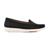 Mocasines color beige con capellada perforada y suela blanca.