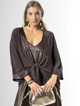 Kimono confeccionado en tejido liviano color marrón chocolate, con bordes satinados y mangas amplias. Puede usarse abierto o cerrado mediante un nudo al frente.