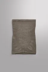 Cubre cuello de tejido técnico térmico elástico con lana, color gris oscuro. Presenta diferentes texturas de tejido para facilitar la transpiración y termorregulación.