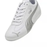 Championes Puma Speedcat LTH de perfil bajo, color blanco con detalles en dorado y suela negra. Diseño inspirado en el automovilismo con el logo de la marca en el lateral y la lengüeta.