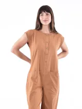 Mono negro de corte holgado, con cuello redondo, mangas cortas y cierre frontal con botones.