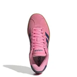 Championes Adidas modelo VL Court Bold, con diseño de plataforma. Presenta una parte superior de gamuza en color rosado, con las icónicas tres rayas laterales y detalle en el talón en color azul marino. La suela es de goma en tono marrón claro.